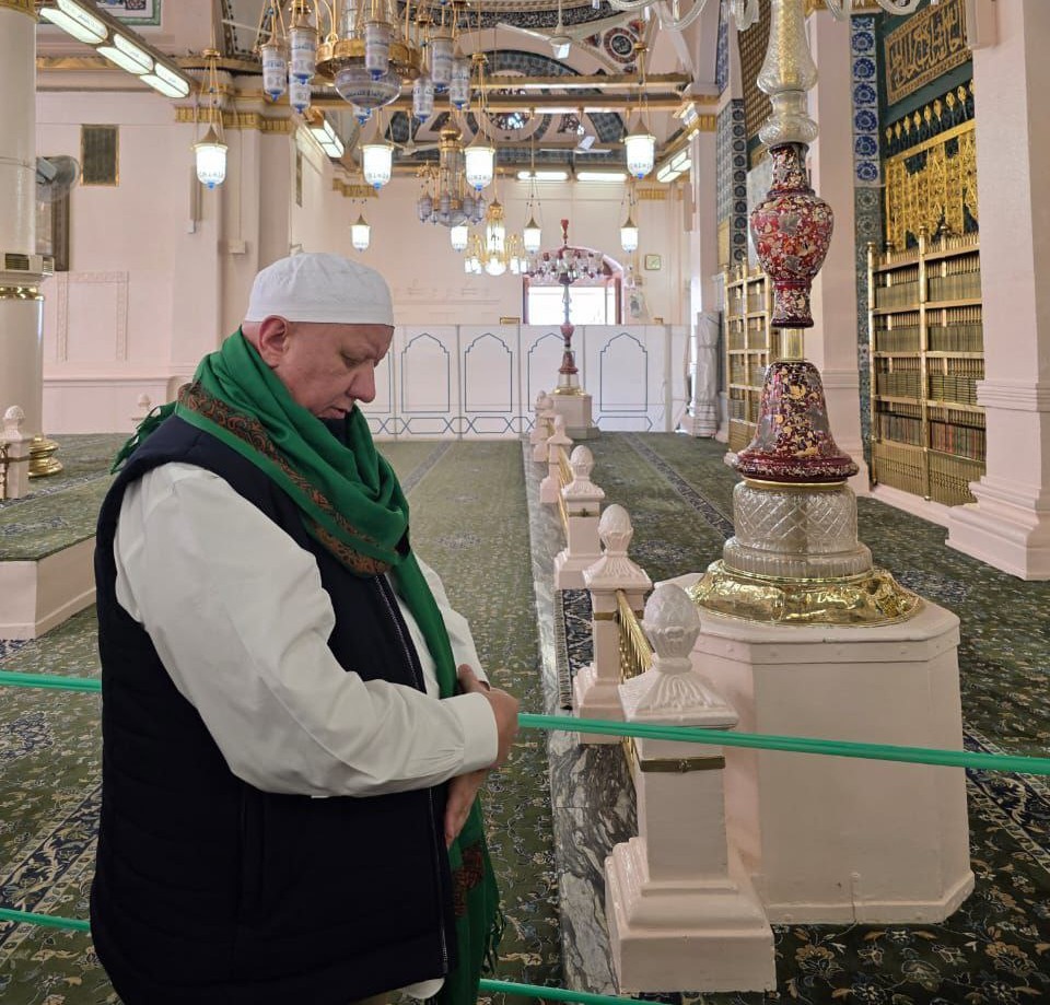Муфтий Москвы Альбир хазрат Крганов совершил намаз и вознёс дуа в мечети Пророка Мухаммада