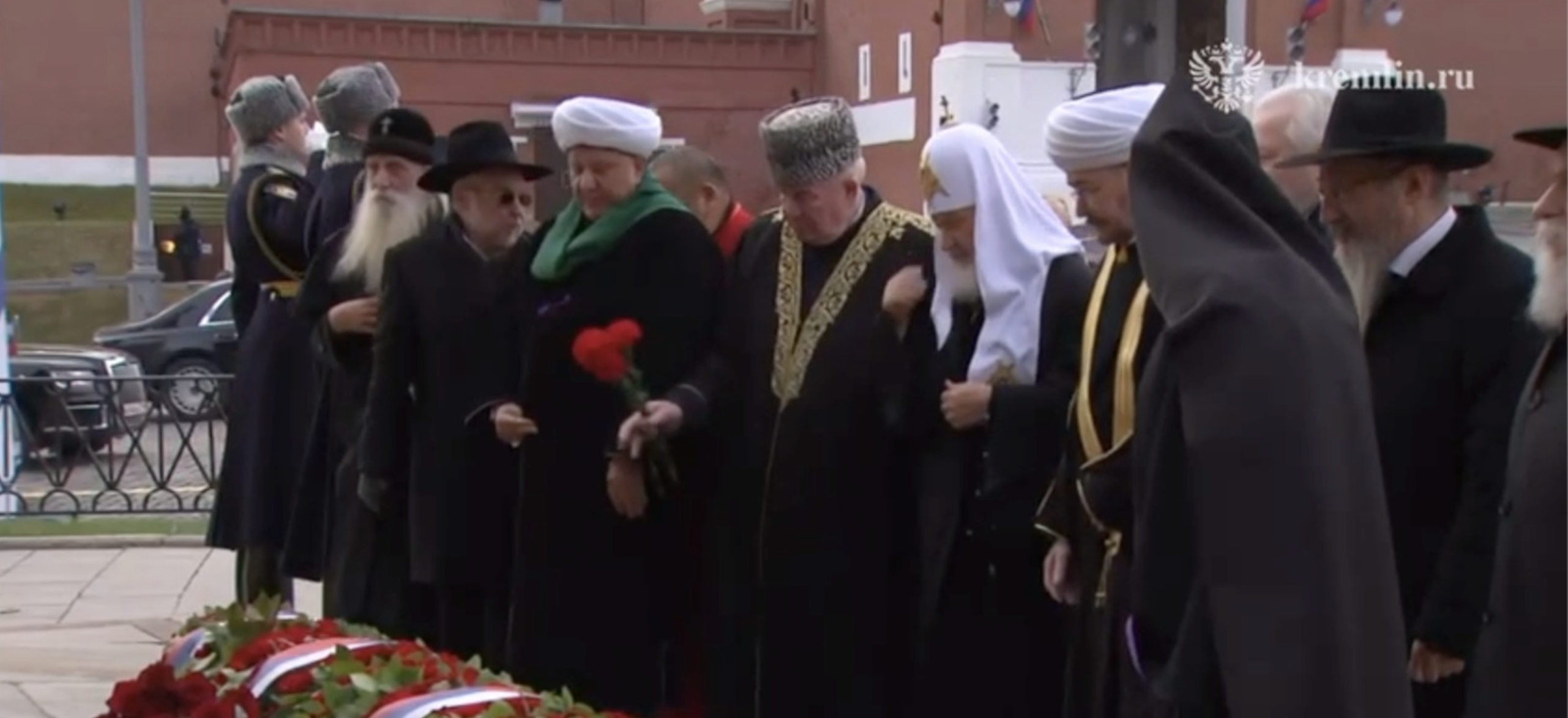 Владимир Путин и представители религиозных конфессий возложили цветы к памятнику Минину и Пожарскому