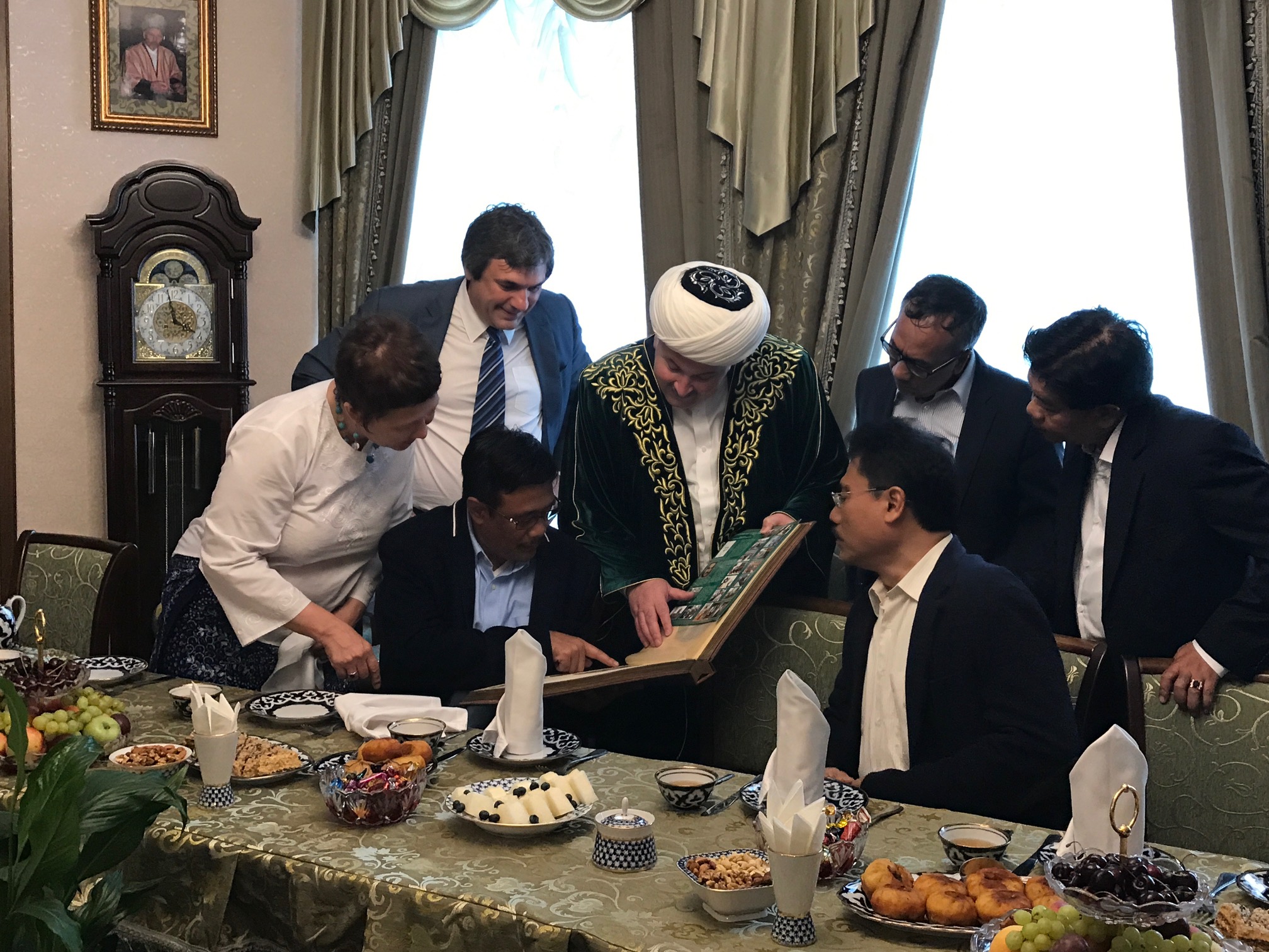 Делегация Индонезии во главе с Губернатором Джакарты г-ом Дж. Хидаят посетила Соборную мечеть Санкт-Петербурга