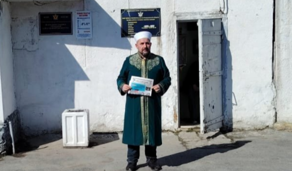 В ходе визита в СИЗО имам проверил исламскую литературу и передал молитвенные коврики